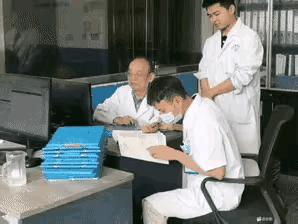 学生给老师把脉这段也太社死了！老师都主动说别怕说错，结果这学生上来就戳心窝子，直