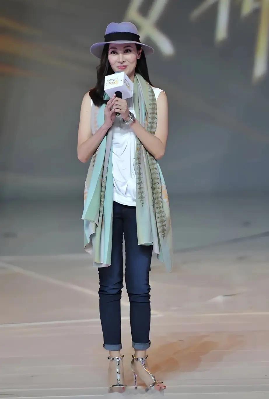 李嘉欣新拍摄曝光，明显老了苹果肌那么大，显得表情很僵硬，也许是整容后遗症，甚至牙