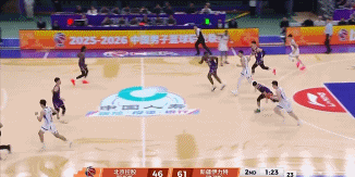 CBA的判罚简直离谱，阿布都沙拉木刚刚运球过中线，被犯规同时抬手将球抛出，结果裁