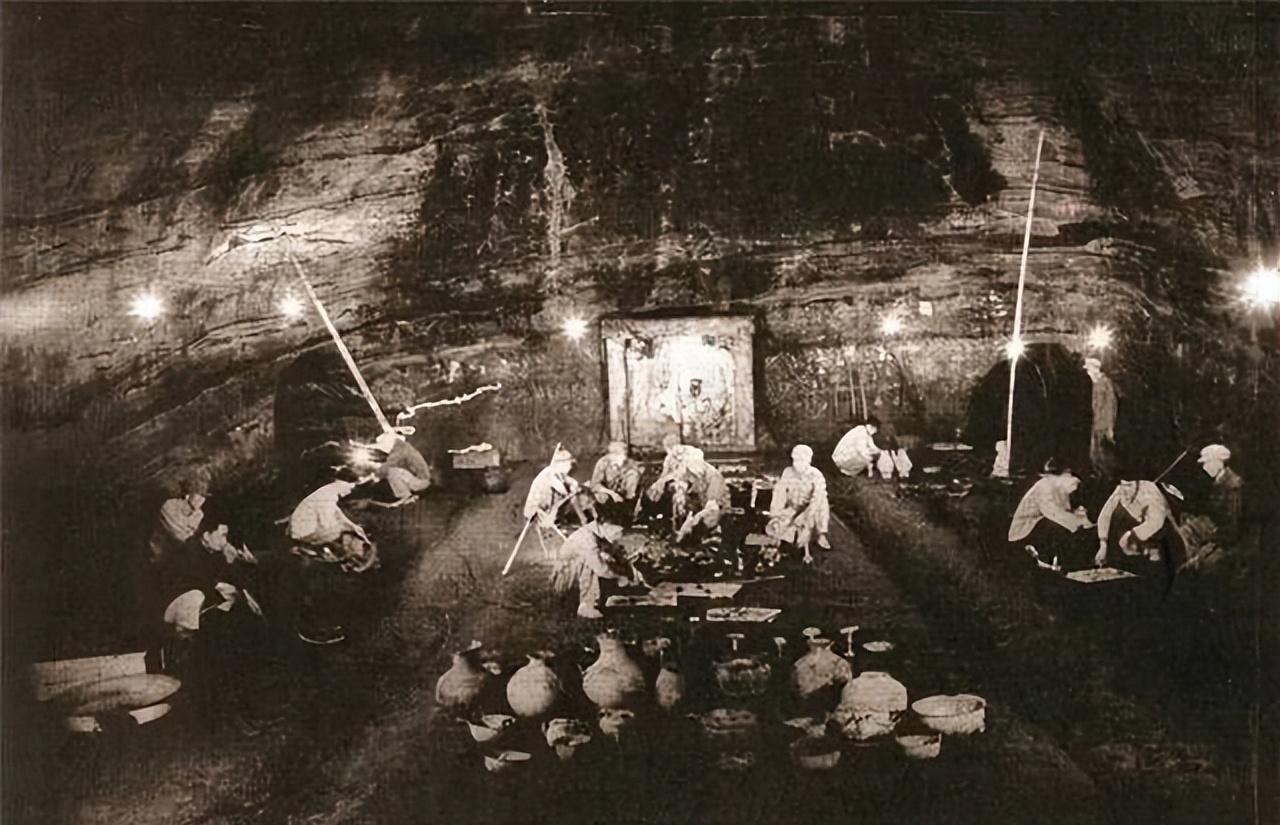 1968年河北陵山的隧道里，一名战士突然脚下一空，整个人摔进漆黑的洞里。手电