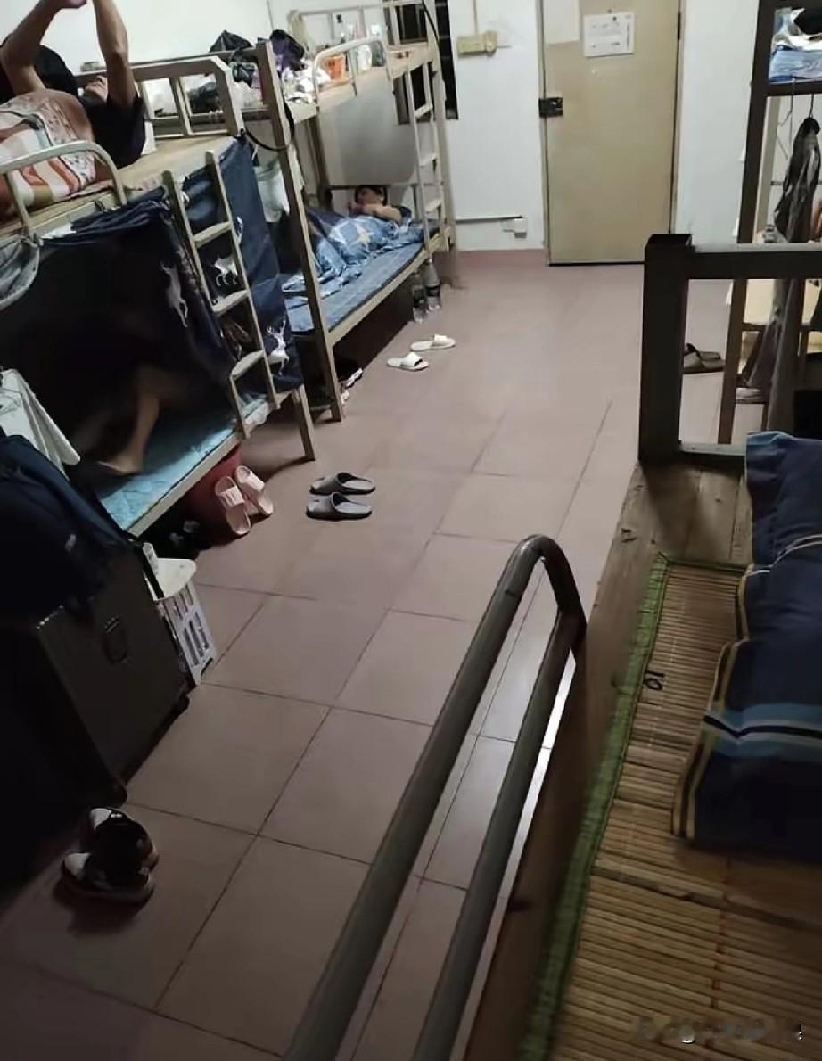 在外工厂打工的牛马，下班了准备关灯睡觉，我们宿舍的条件看着还可以吧。宿舍有空