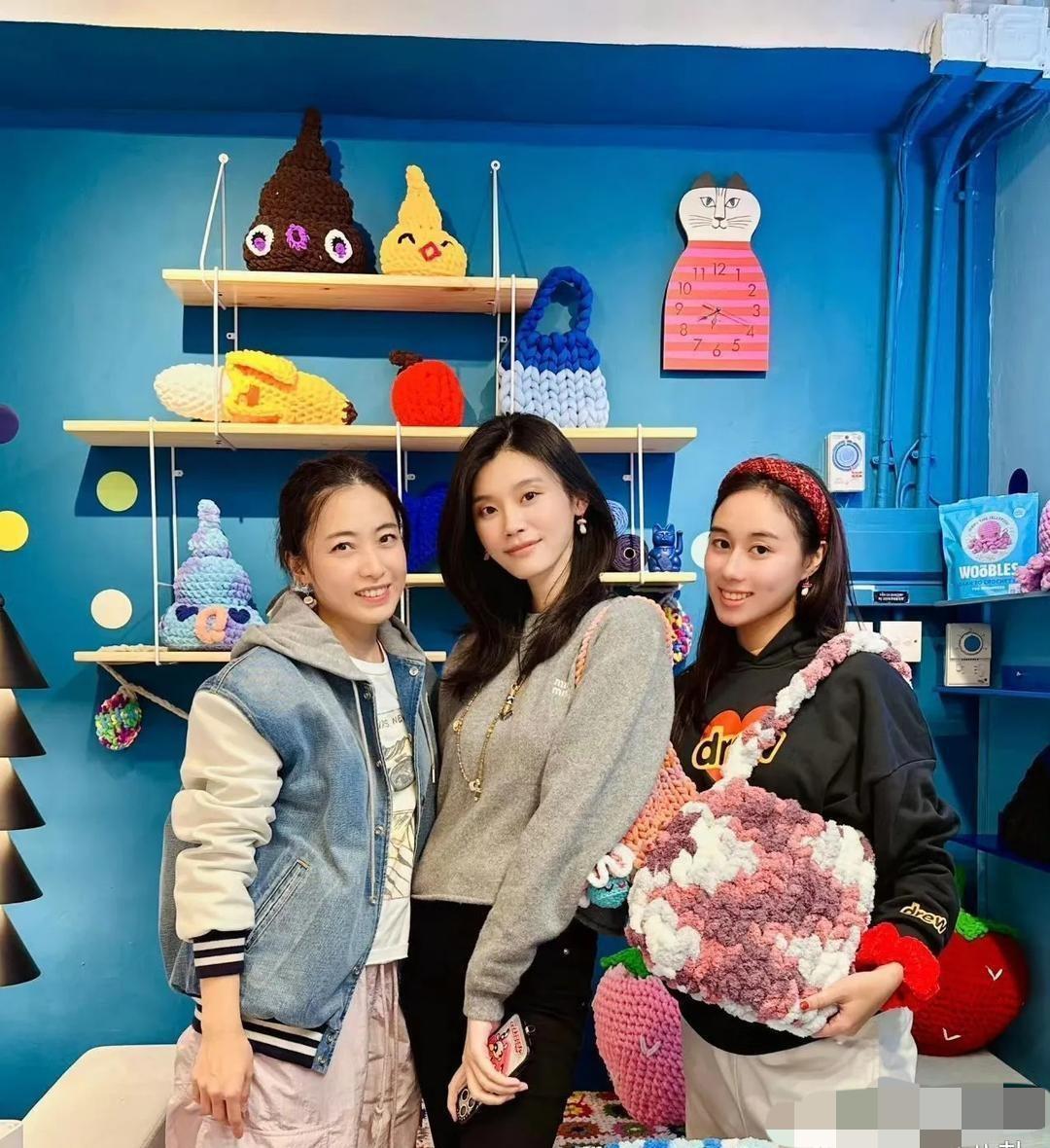 奚梦瑶带着小姑子何超欣去打卡甘比开的手工针织坊啦！这画面还挺和谐。奚梦瑶亲自上手