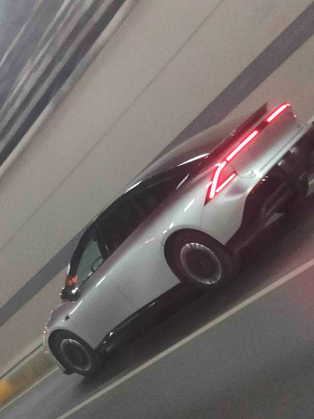 这是小鹏哪款车老半天没对上号路上跑得挺帅的，不知道是不是小鹏，看的像