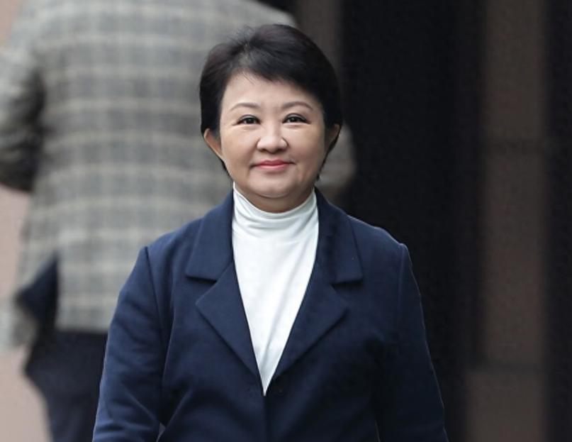 蓝营千钧一发时刻！卢秀燕竟忙着讨好民进党？意欲何为？卢秀燕的心思有点深