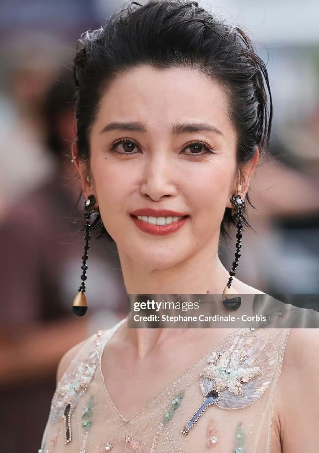 你看到了吗？李冰冰这组照片已经连续三天上热搜了！大家都在热议她的脸，医美过