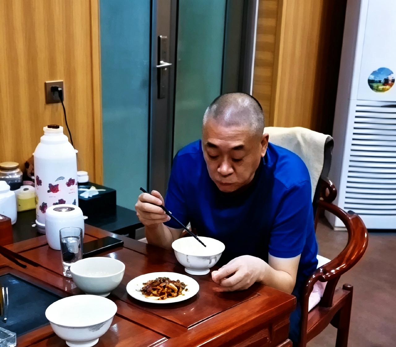 崔培军深夜吃饭这一幕，挺戳人。小米粥、咸菜、咸鸭蛋，就这伙食。可他对员工那是真大