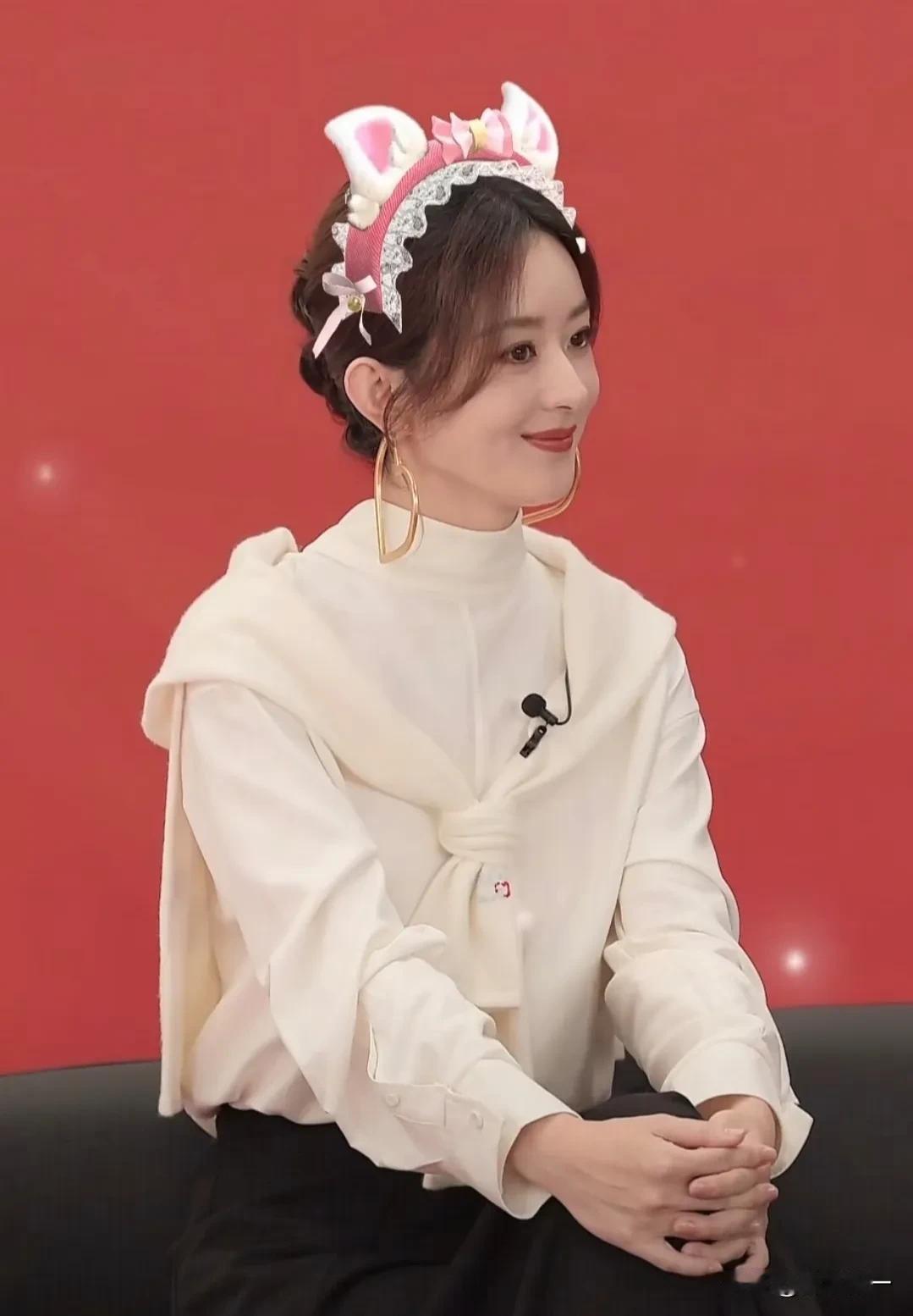 赵姐这一次品牌直播脸蛋圆了大金爱心耳环一戴，也是变得知性优雅不少，37岁的她越