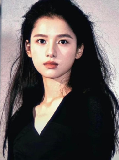 果然方圆脸不适合留刘海儿。这样的露脑门发型。张婧仪真的很适合公主啊，谁看了不叫一