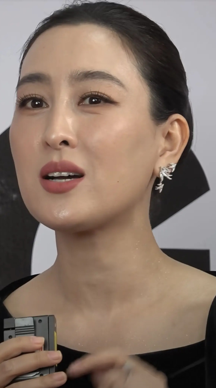 这是为什么？马苏没有皱纹，法令纹也不深，脸部也没有松弛，但能看出40多岁。她也没