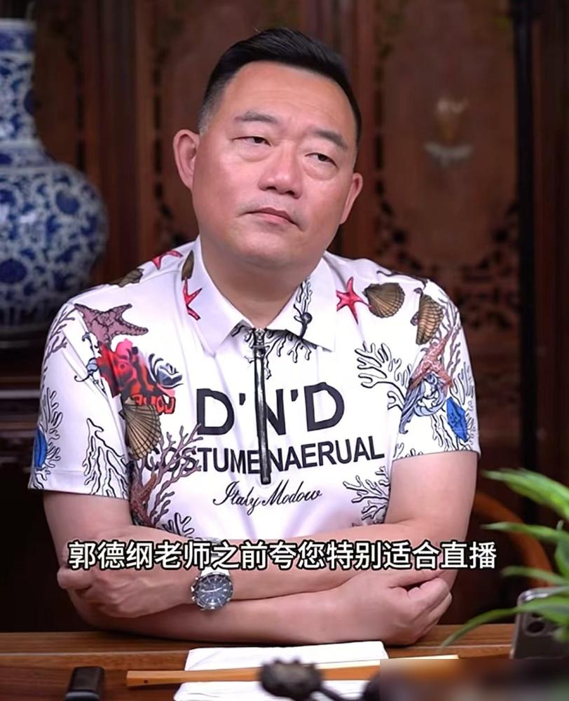 阎鹤祥哭了？你没看到他媳妇抱娃，悄悄把宝马摩托换成婴儿车！去年你在网上吐槽