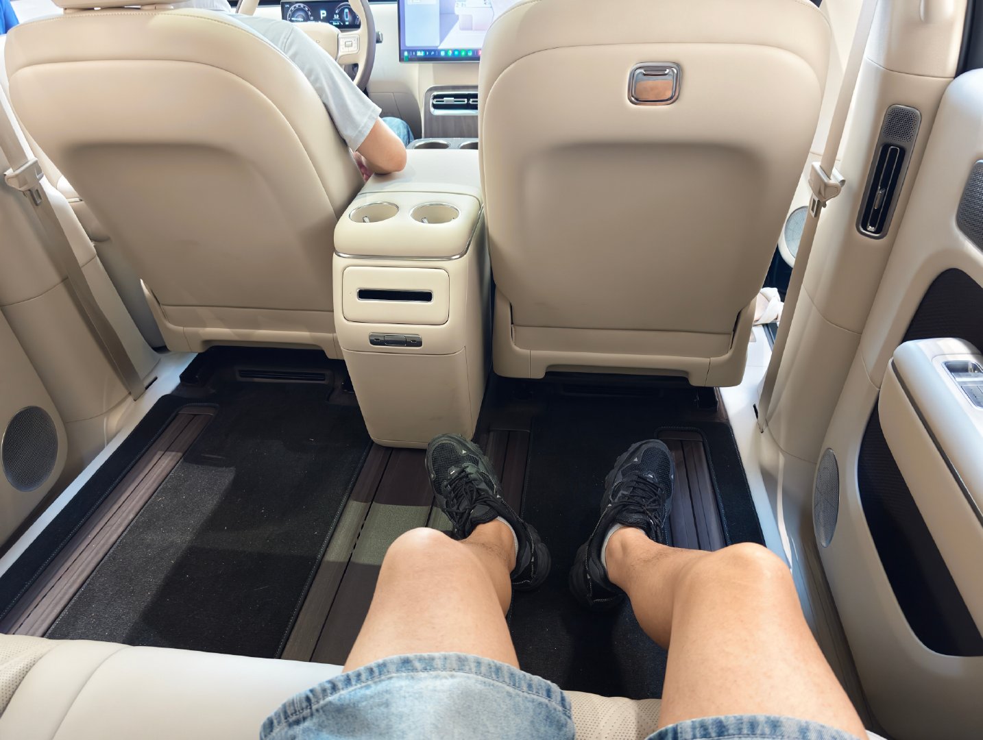 小米N70这后排空间真的太夸张了，玩法真的很新颖啊来看车的人都是哇哇哇啊，卧槽的[捂脸哭]​