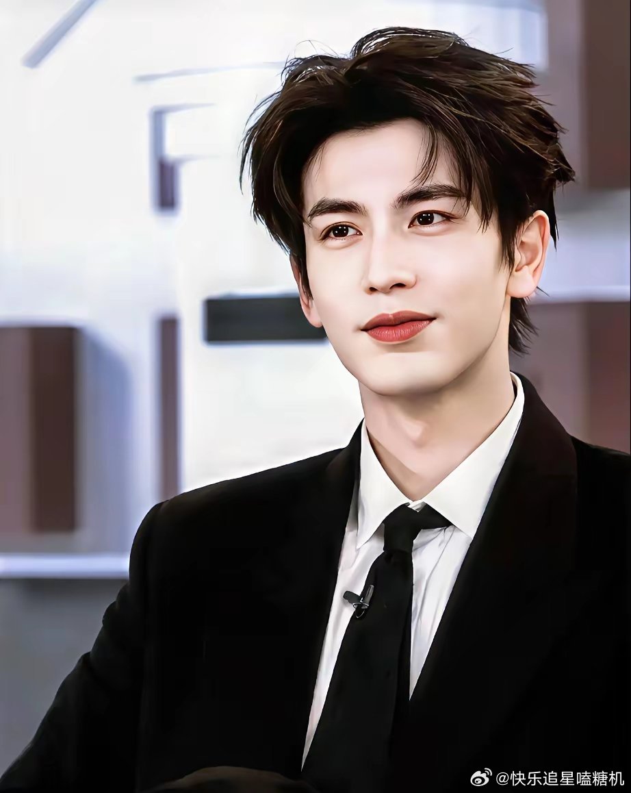 明眼人都看出来了，张凌赫很难随便谈恋爱了，不是因为他挑剔，而是因为他这个人太帅了