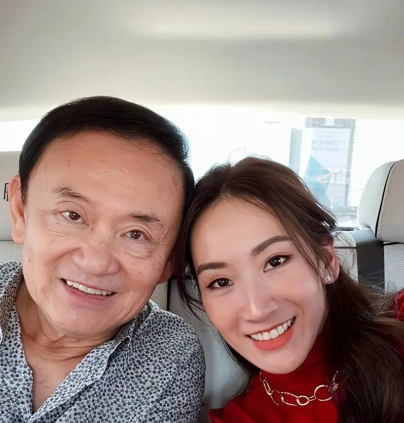 他信过分了？泰国新总理选举在即，他带着他女儿萍通塔直接飞走了。最近萍通塔的呼声很