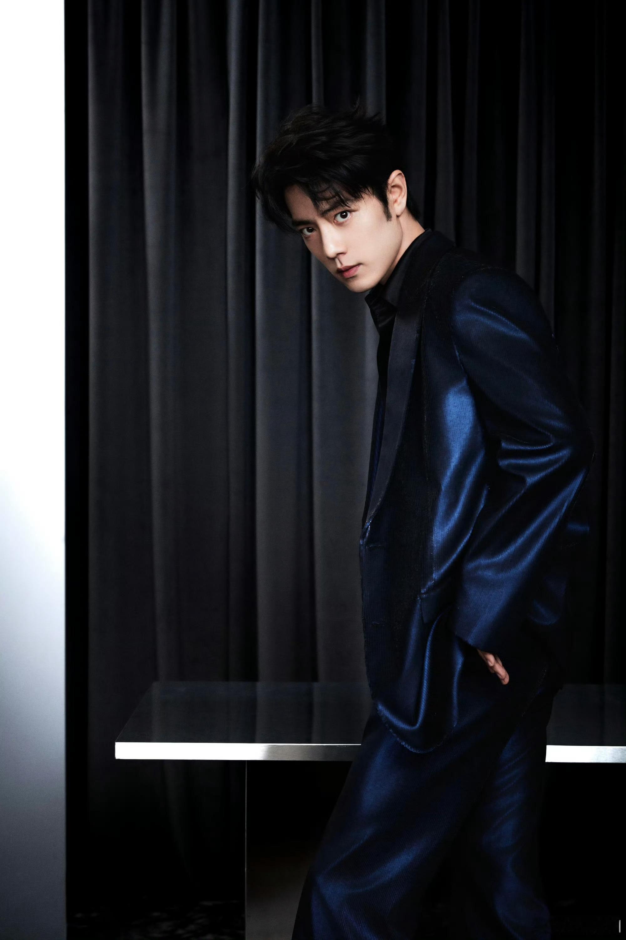 肖战身着古驰专属定制肖战微博之夜第二套身着古驰专属定制，深蓝亮片西装搭配黑色缎