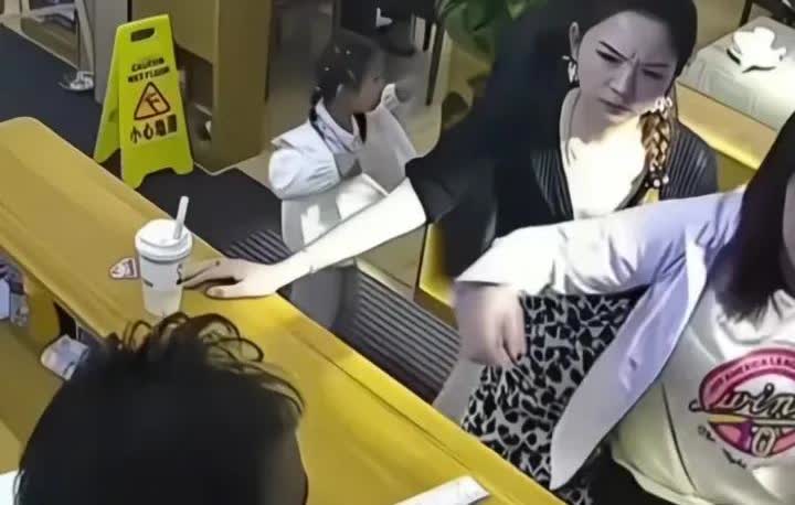 7月4日，一行12人去云南丽江一家饭店吃饭，共消费896元。一女子结账时