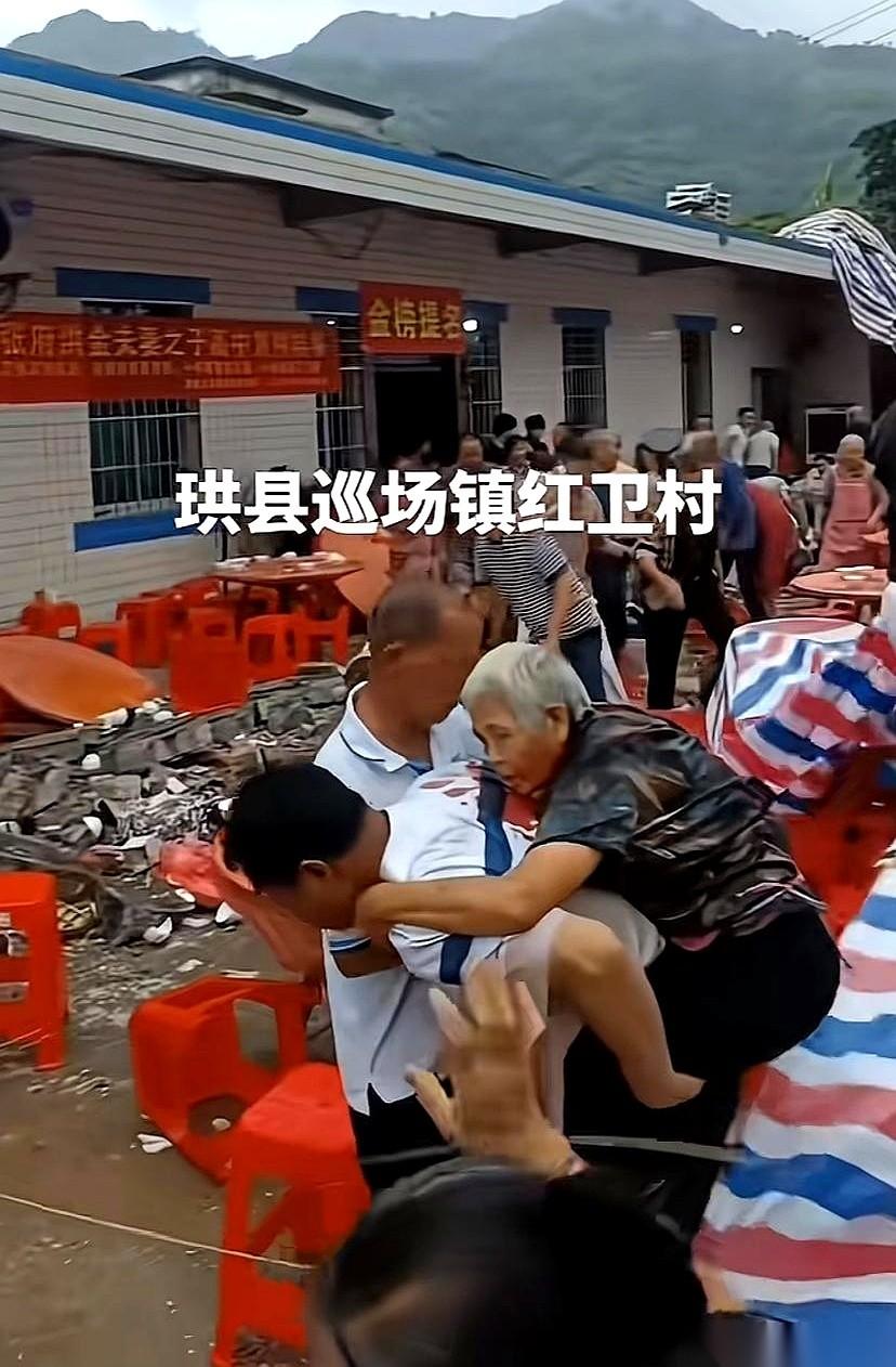大红横幅拉开，喜气洋洋，但“金榜题名”四个字，那个“题”，写成了提东西的“提”。