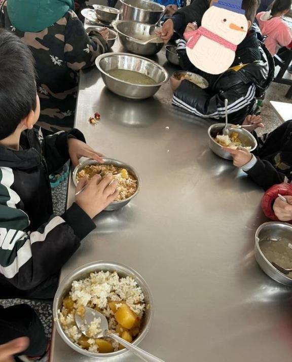 食堂外包退场，责任回归校园，孩子吃饭谁来管北京这次下了很大决心，从2027年