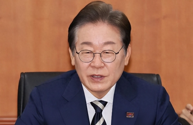 韩国前大邱市长洪准杓的支持者13日宣布全力支持李在明！