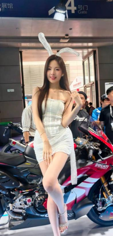 这次重庆摩博会里，不少品牌展台都安排了靓丽美女车模。杜卡迪、雅马哈、凯越、腾森轮胎、JIESUTE这