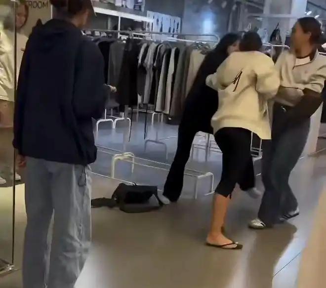 韩国人心底里对白人的害怕，真的是刻进骨头里的，因为从始至终他们就没真正直起过腰杆