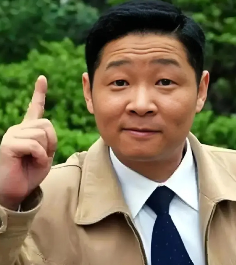 在给胖都来宣传的明星当中，损失最大的要数三德子吧，原本已经打出名气的土鸡，现在销