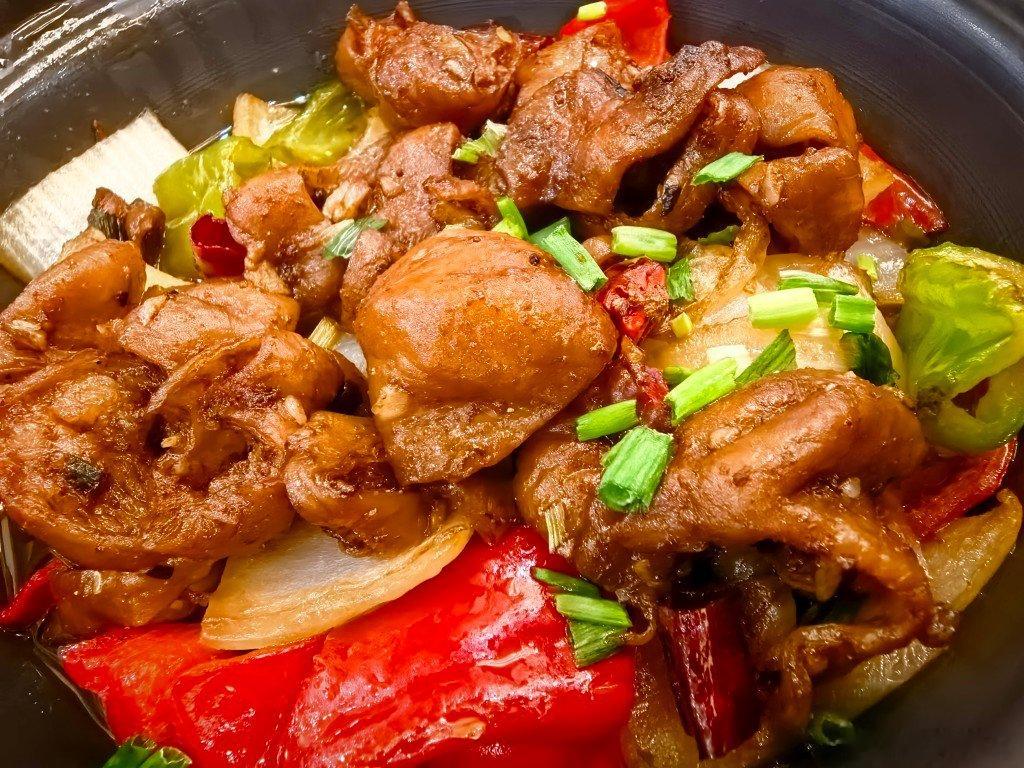 最近闲的，把家里厨房拆了重新装修，没法开火就来社区食堂对付，非常好，四菜76块性