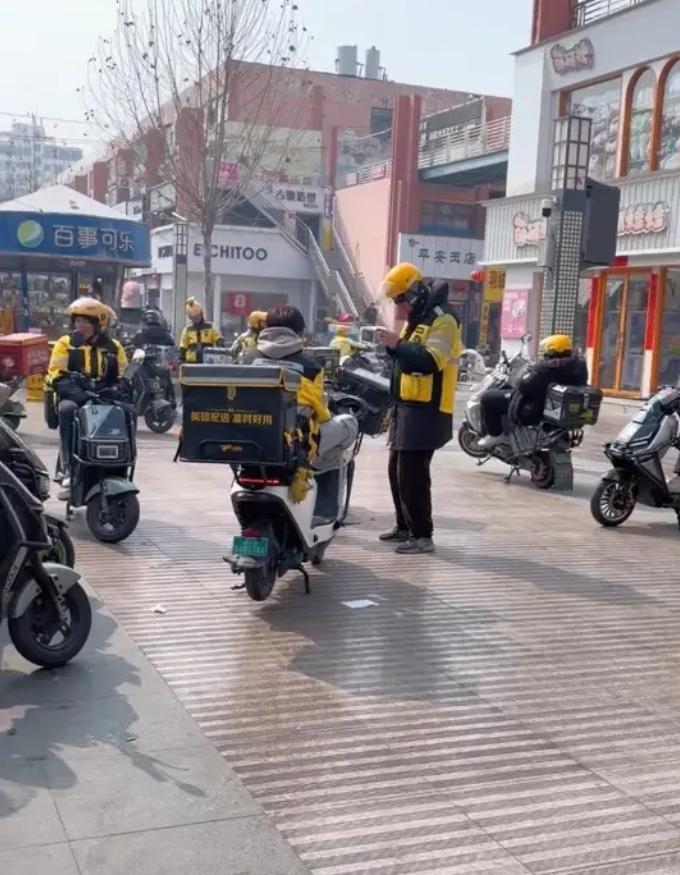这是外卖员的真实现状，没有了平台的补助，订单量断崖式下降，几十元的外卖谁会天