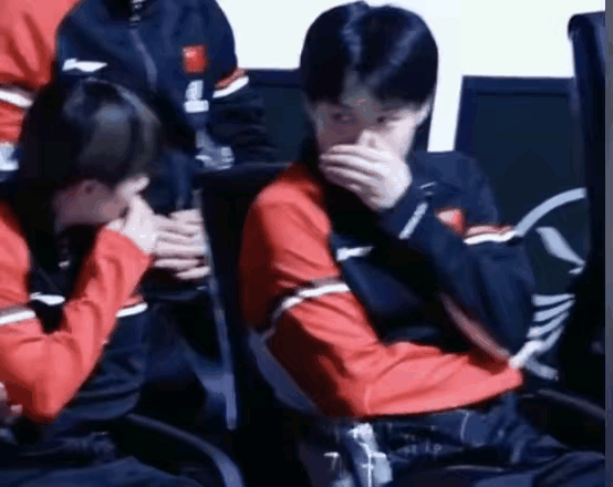 王楚钦捂着嘴和大迪说话，就知道两人又在蛐蛐谁了？王楚钦对女孩，一般都是敬而