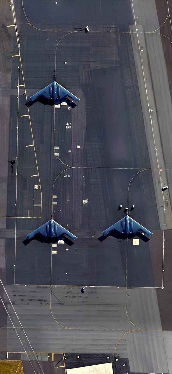 若4架B-2轰炸机深夜来袭，最先暴露的或许是护航加油机，这说法反直觉却合理。