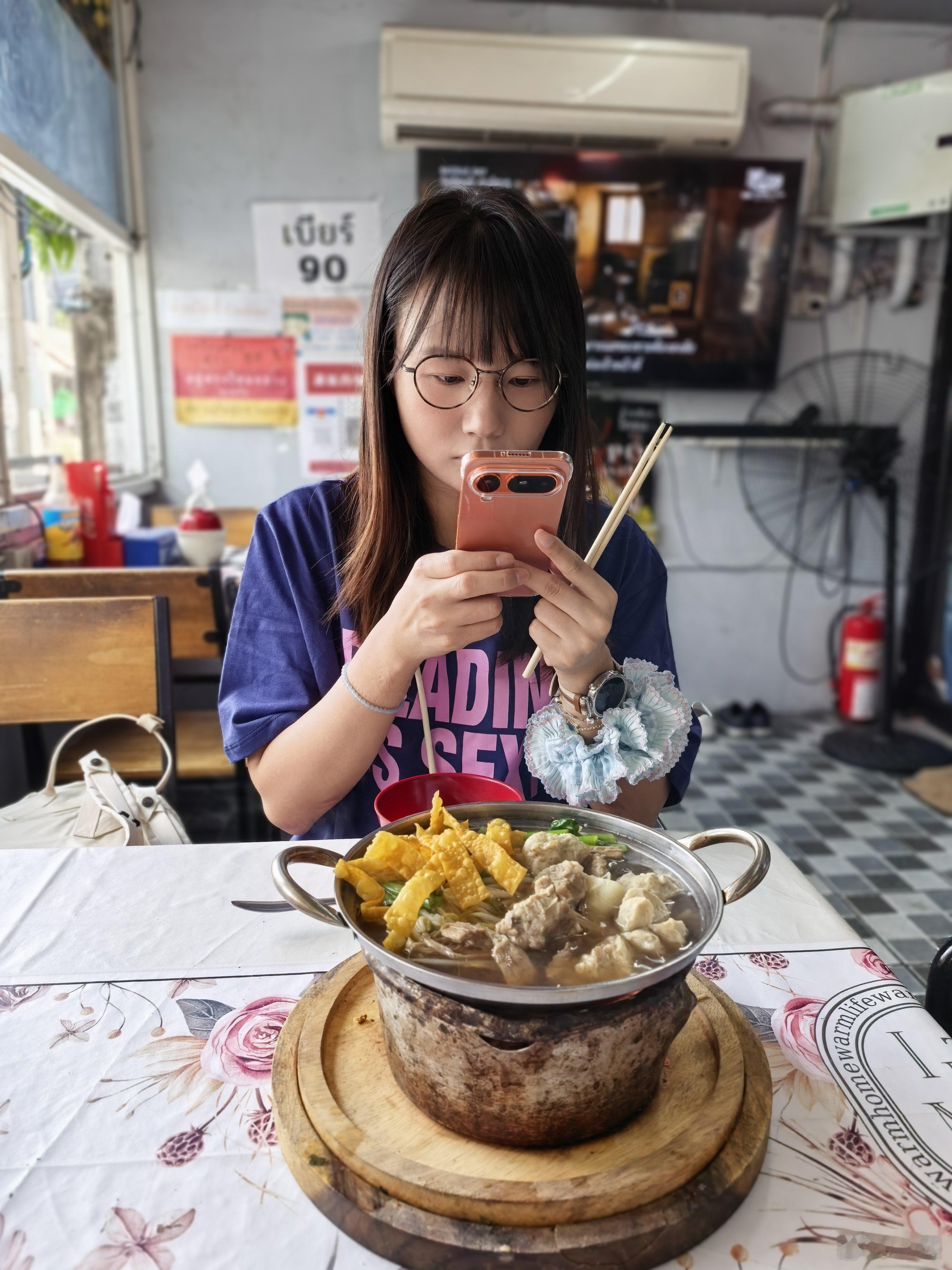 在泰国吃饭确实要注意卫生，还是尽量商场吃吧今天赶飞机，随便在街头随便找了家店点