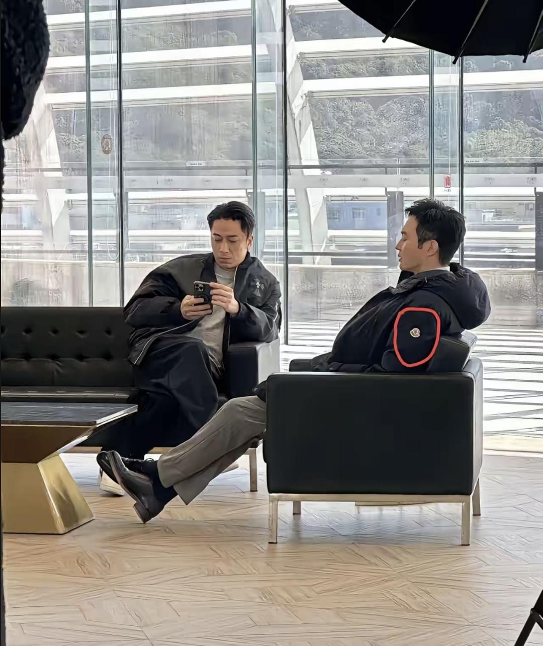 今天刷手机，看到张智霖一张候场照。他闭着眼靠墙休息，身上那件羽绒服一下子吸引了我