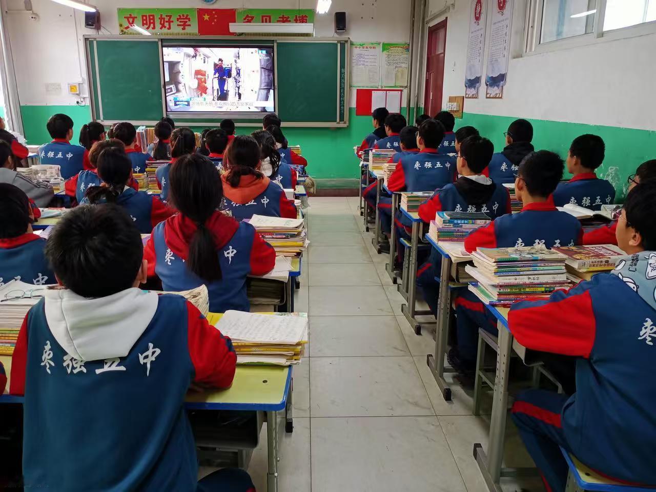 我同学今年50岁了，还是一个小学二级教师。她一直没有评上职称，和她的经历不无关