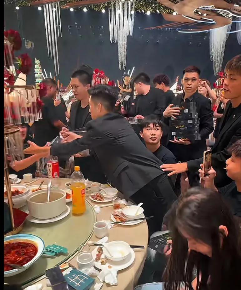 快手PK主播是苏不是输办周年庆学刘二狗给粉丝发大龙，来者有份，人手一条。看到这一