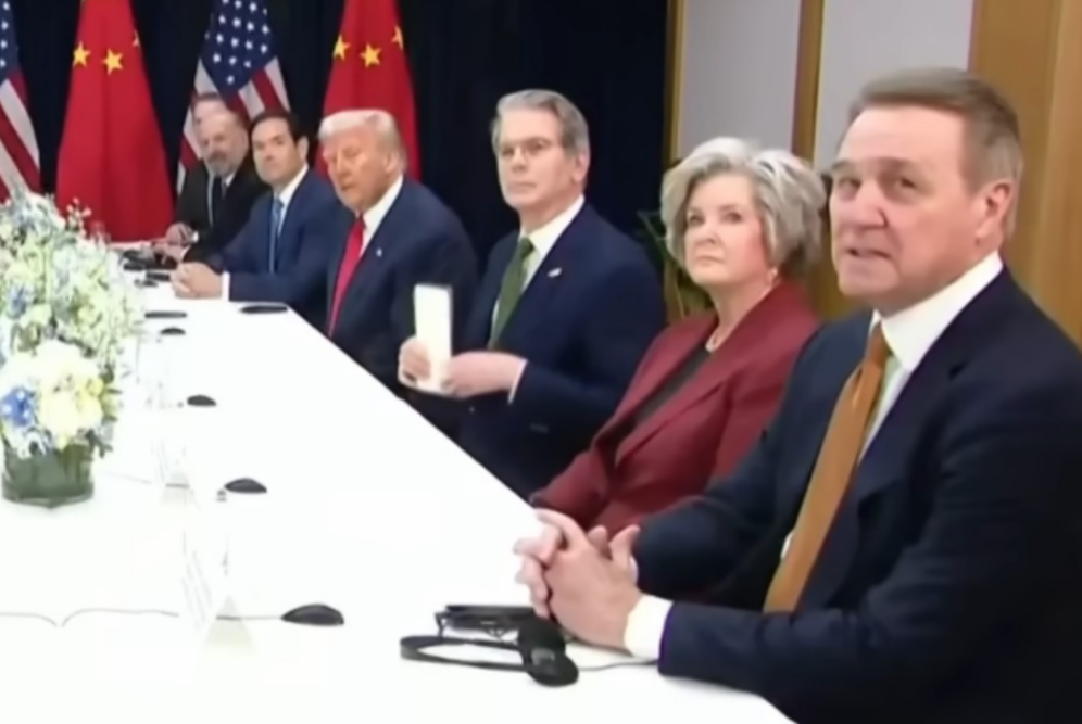 中美双方在韩国釜山进行会晤。现场照片显示,美方谈判桌上有7人,美国总统特朗普位于