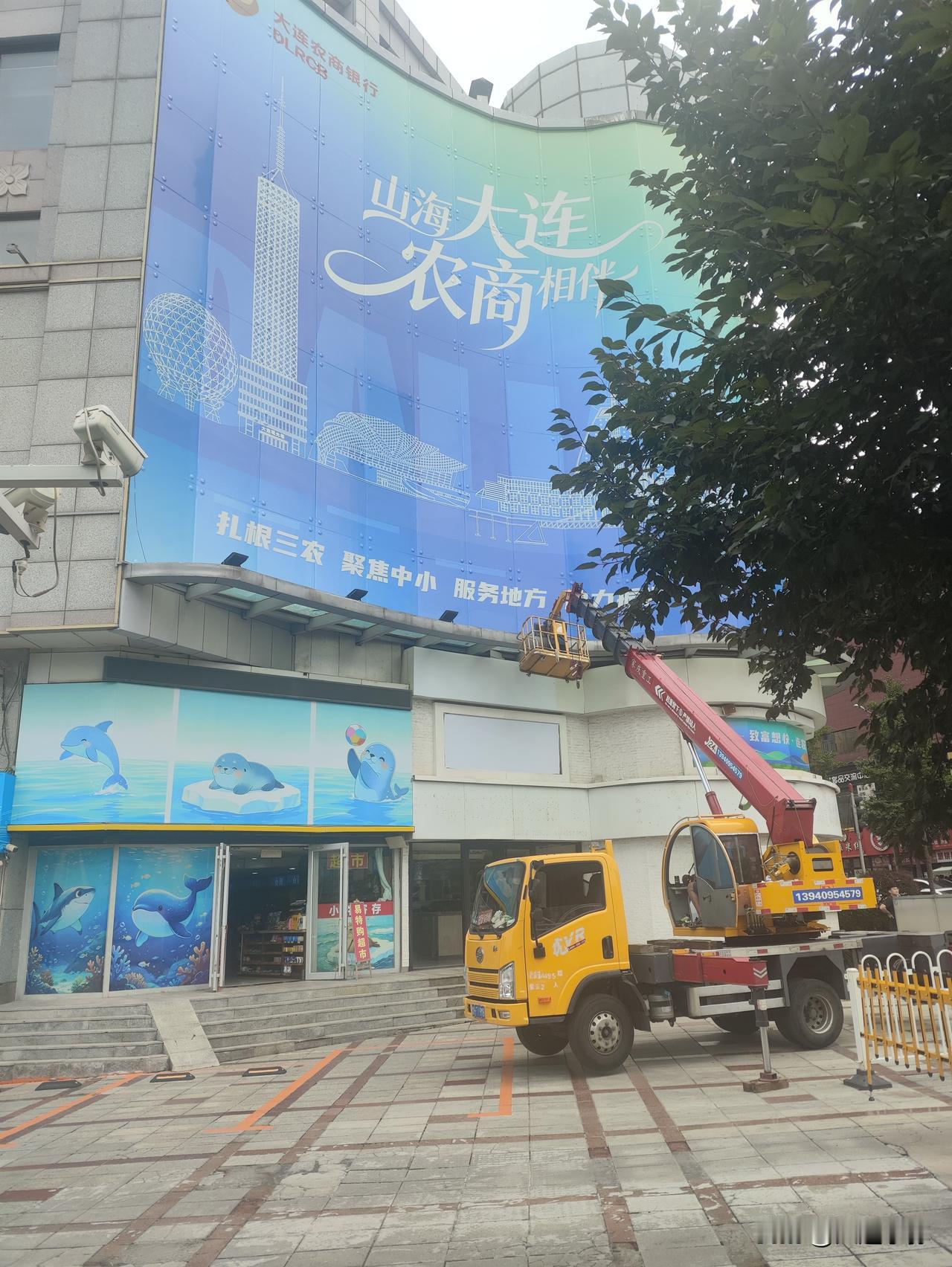 大连火车站旁大变样！渤海明珠酒店停业，高空吊车现场施工走到长江路火车站附近