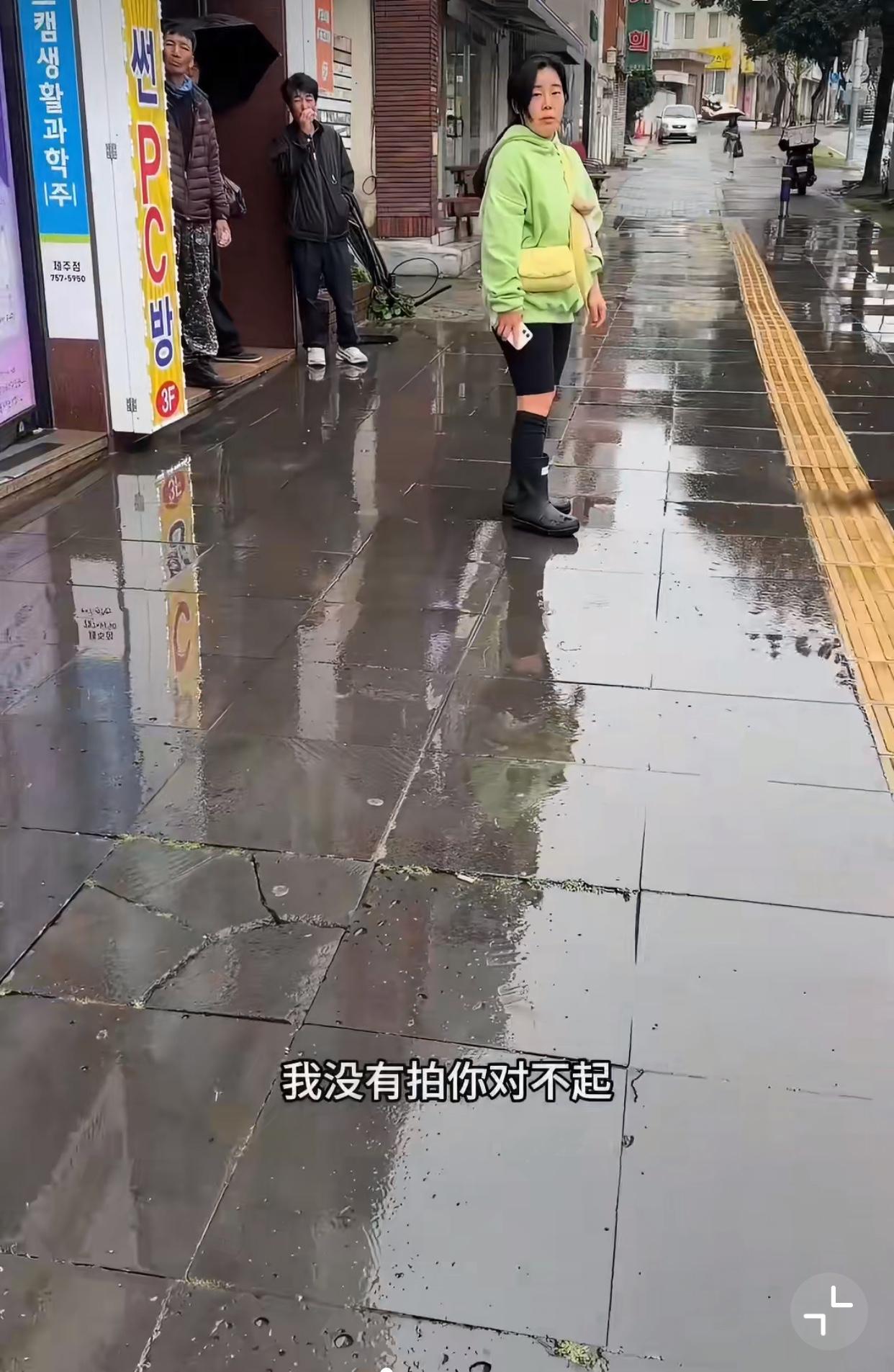 简直欺人太甚！中国游客在韩国济州岛正常拍风景，却被当地女子无端污蔑是偷拍，还惨遭