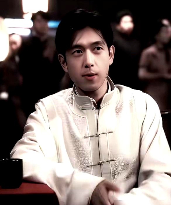 谁说李现只能演韩商言？这次他直接把“上官诚明”这个名字，刻在了观众心里。他一笑，八年恩怨仿佛就在眼前