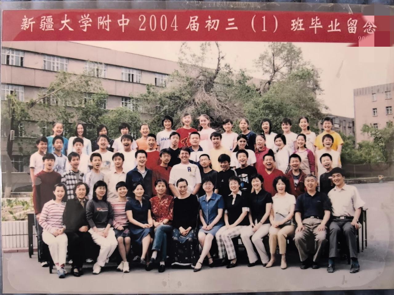 于朦胧初中毕业照曝光，在人群中一眼就认出，真是从小帅到大！照片里的他，即便身