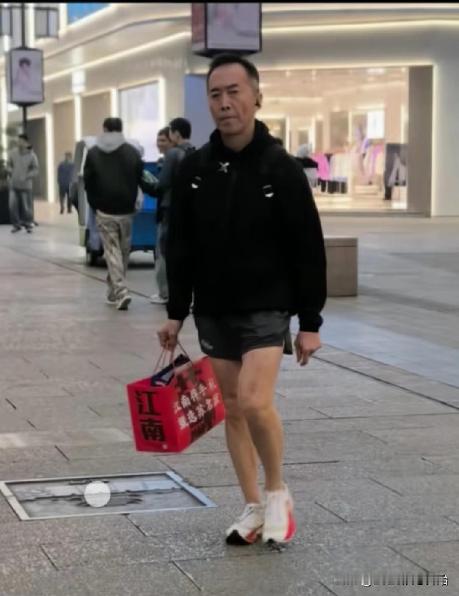 这位老戏骨真的很潮，而且对家人也十分有爱。近日，老戏骨郑晓宁于江苏苏州拍戏，