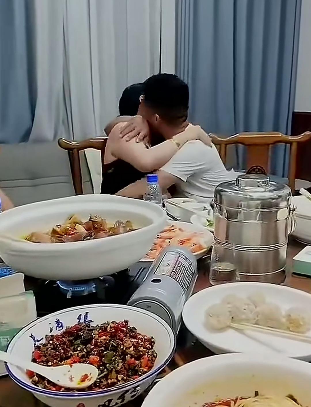 谁能想到一场20周年同学会，竟成了两个家庭的“灾难现场”？长沙这场聚会本是叙旧忆