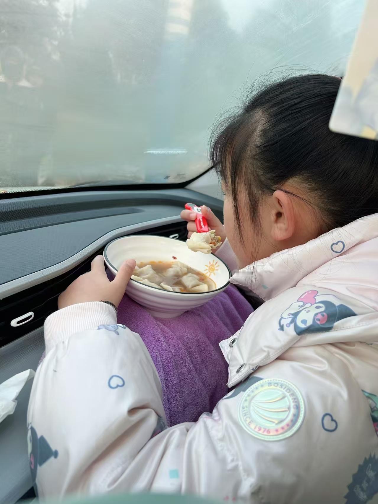 太搞笑了，刚刚朋友给我发了一张她丫头的照片，真是拼了[捂脸哭]不过有一点好，