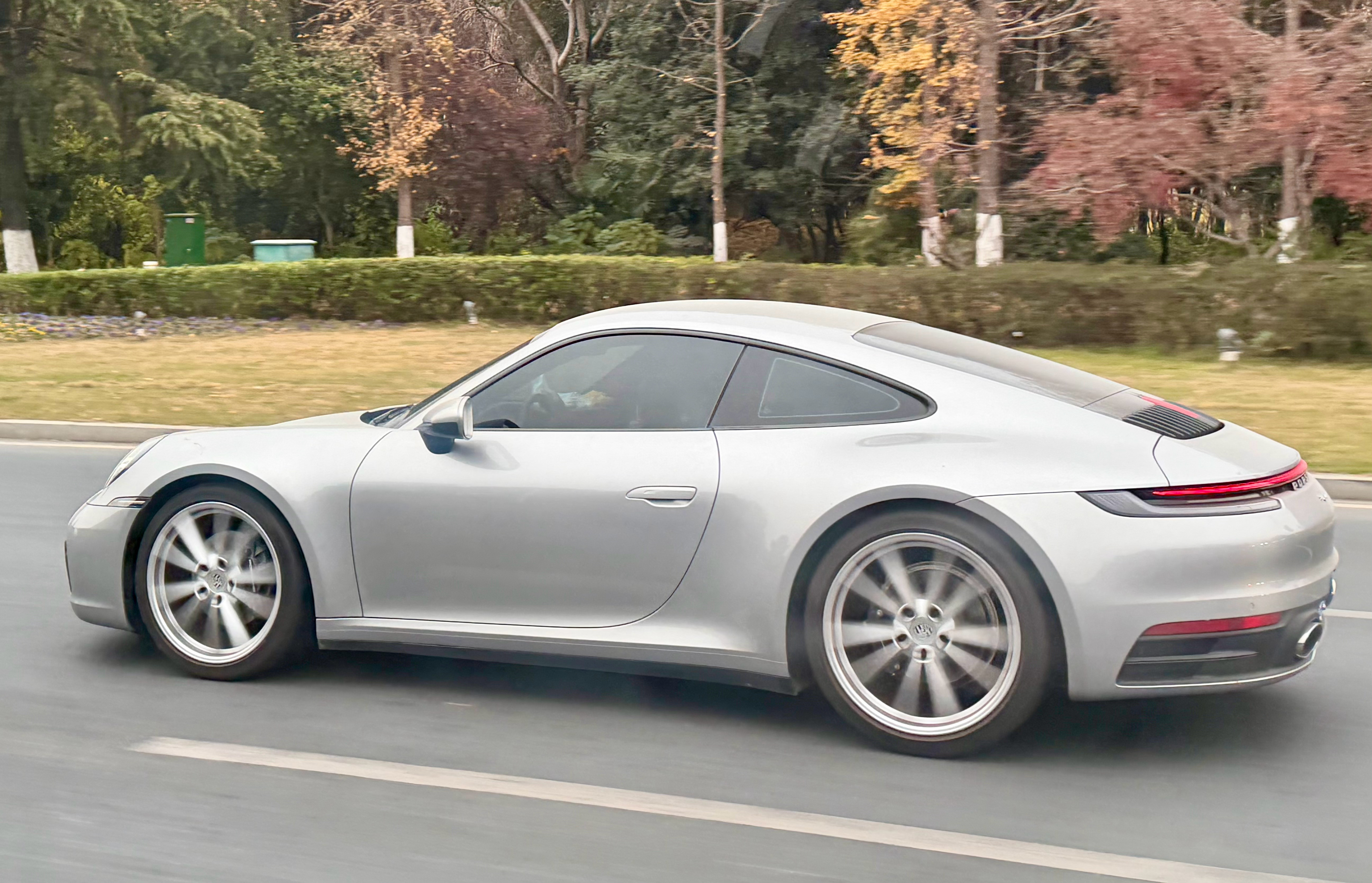 992普卡，GT银，一个年轻小伙子开的。这车也有五六年了，到现在看起来也还是挺有