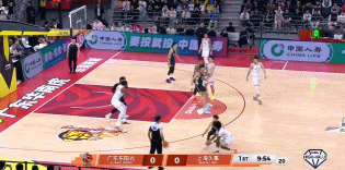 怀特塞德封死宏远篮下，内线高度差，广东队被对方投疯了三分广东队连续主场惨败，