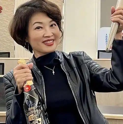 56岁，从确诊到离世，也就一个月时间。吴中纯走了。2月25号那天，她在医院昏