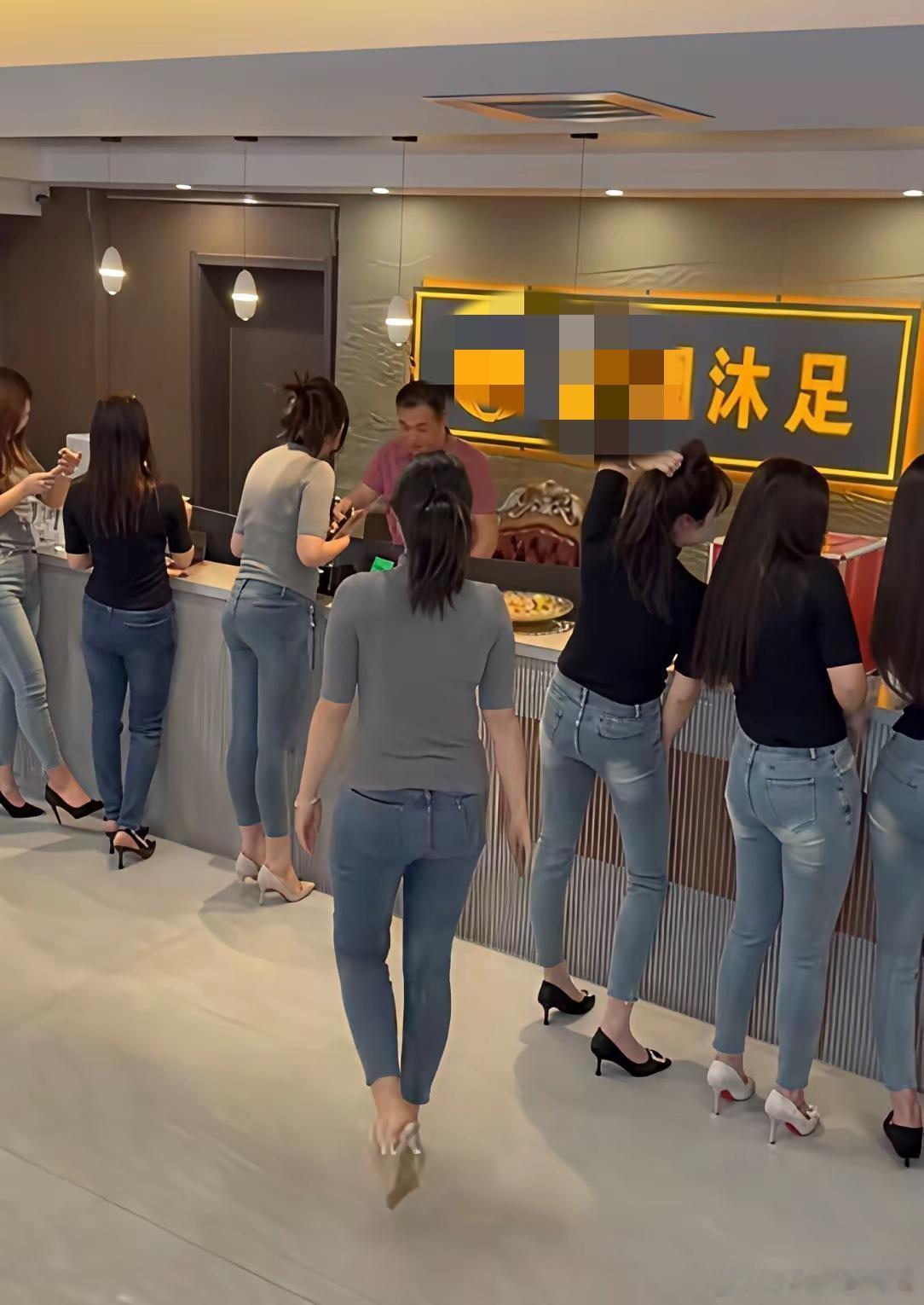 小姐姐都穿那么多了，肯定是正规店