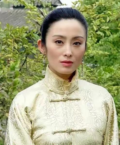张敏不漂亮，能火是因为长得像捧她的那个男人，尤其是颧骨，下巴。巩俐章子怡也是这个