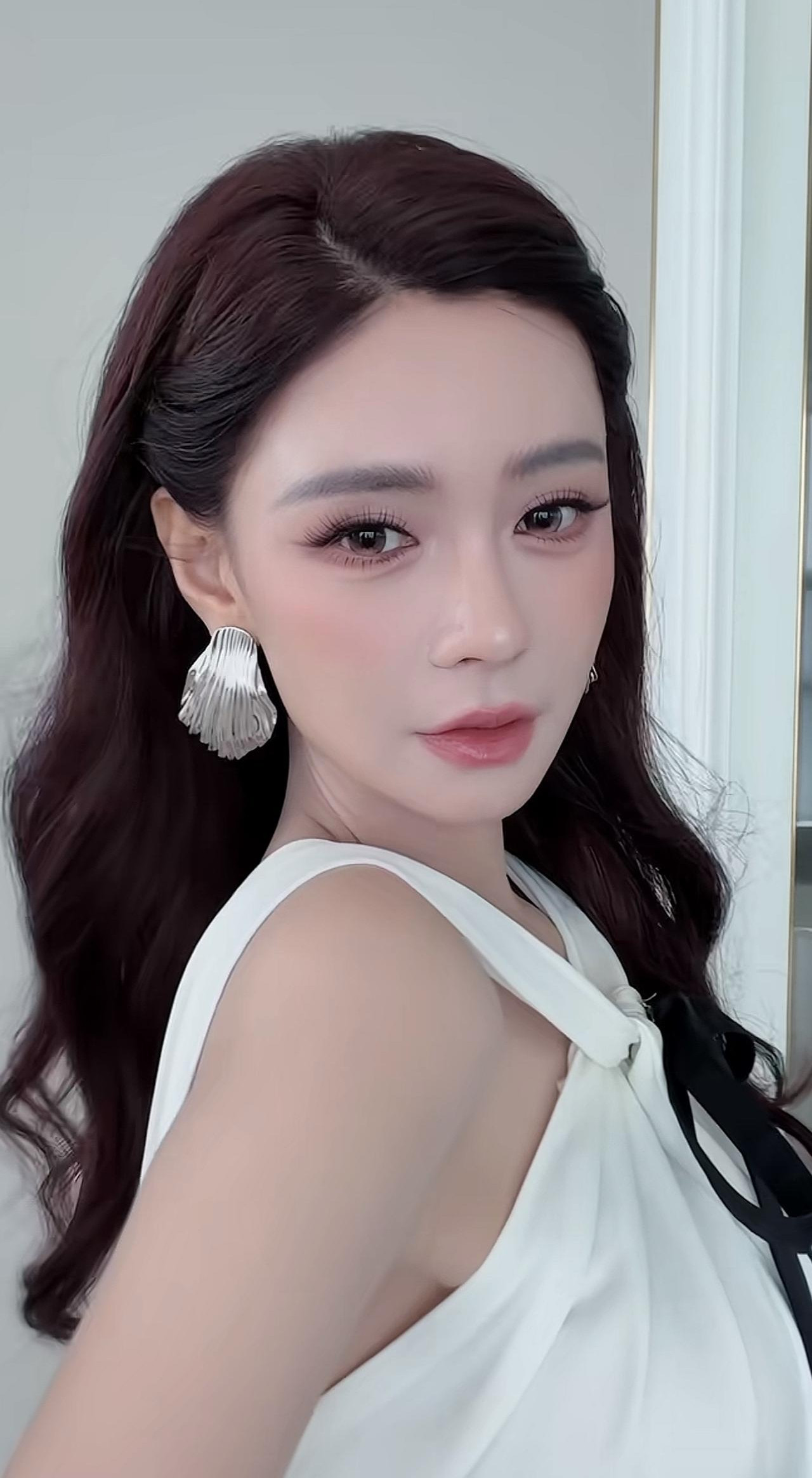 突然有点理解沈梦辰了。别的女明星，被问到医美，通通都是天生丽质。她倒好，大大方方认，还劝普通人别盲目