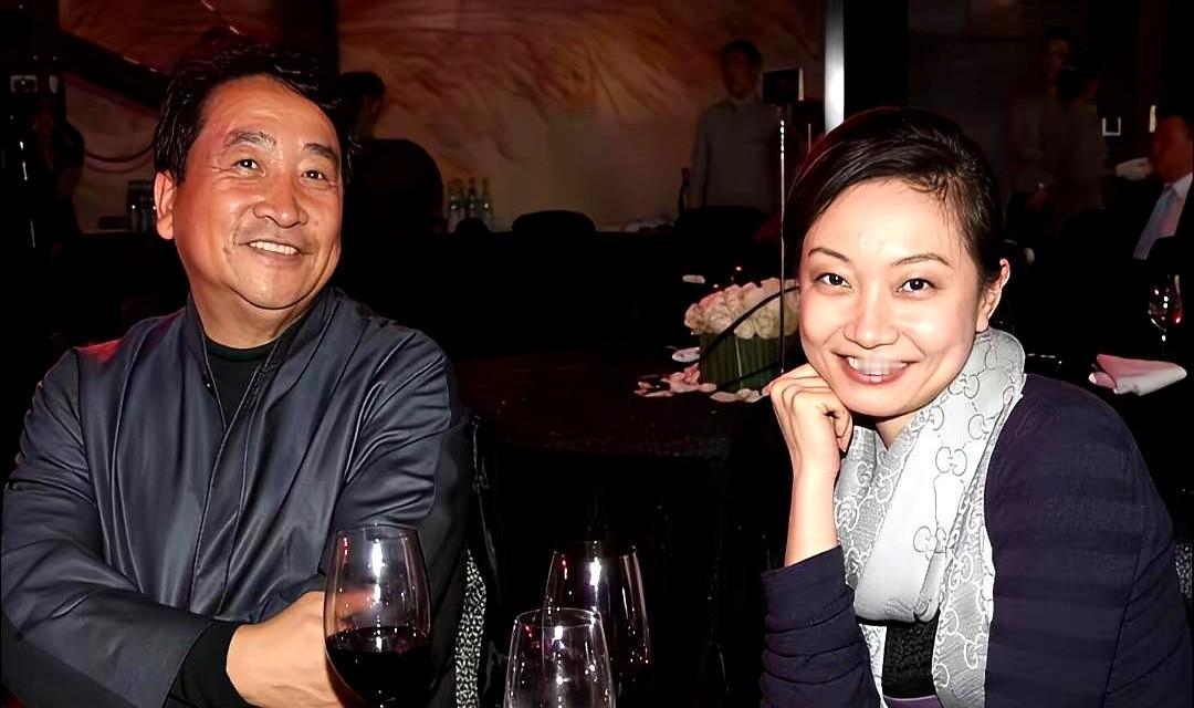 大腕的女儿，就一定得活在聚光灯下吗？姜昆75岁了，一年里好几次自己飞去美国，