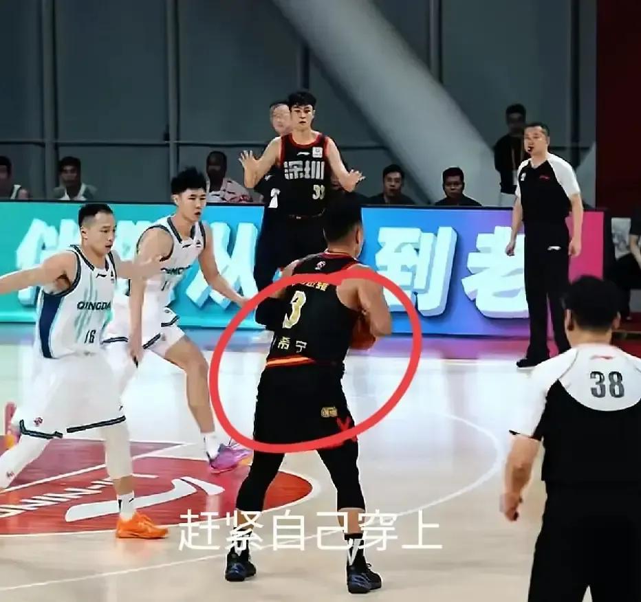 贺希宁裤子被扯掉瞬间，把球传给了空位的队友。裁判哨响前4秒，全场大笑。他眼睛