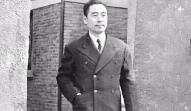 1955年的时候，总理路过昆明，碰见了他的初恋张若名。两个人聊天的时候，总理小声